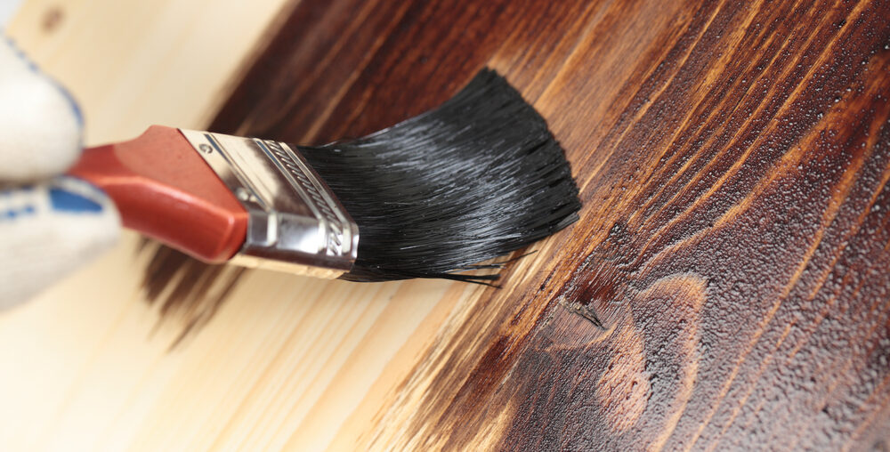 Jak i czym malować drewno?