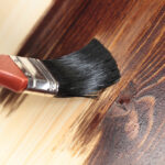 Jak i czym malować drewno?