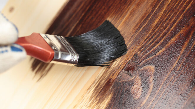 Jak i czym malować drewno?
